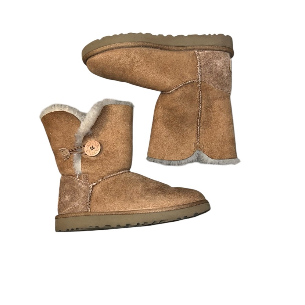 UGG Womens Size 7 Bailey Button II Sheepskin Chestnut Slip On Boots 1016226